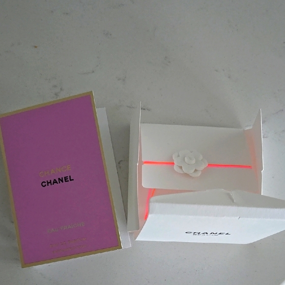 New in box Chanel camellia flower bracelet &Chanel Chance Eau Fraîche - Picture 1 of 4